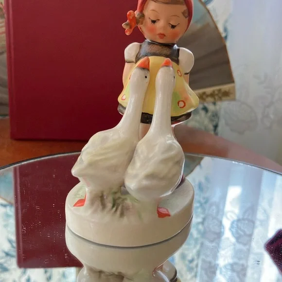 VINTAGE MJHUMMEL GOEBEL WGERMANY 47 3/0 #41 GOOSE GIRL FIGURINE 4” signed 1970’s - Picture 3 of 17